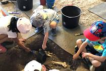 Děti z dětských domovů se pod Řípem proměnily v archeology