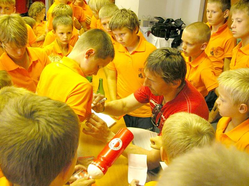 Brankář Slavie Martin Vaniak v palbě otázek malých fotbalistů