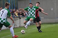 Fotbalisté FC Lobkovice (tmavé dresy) v úvodním jarním kole vyhráli na hřišti TJ Kly 3:1 a upevnili si první příčku v A skupině III. třídy.