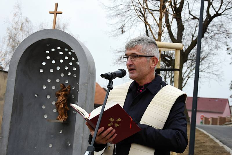 Ze slavnosti v obci Líbeznice, při které se kapličce sv. Ludmily dostalo požehnání od faráře Vladimíra Málka za přítomnosti starosty obce Martina Kupky (ODS) a dalších zástupců vedení obce.