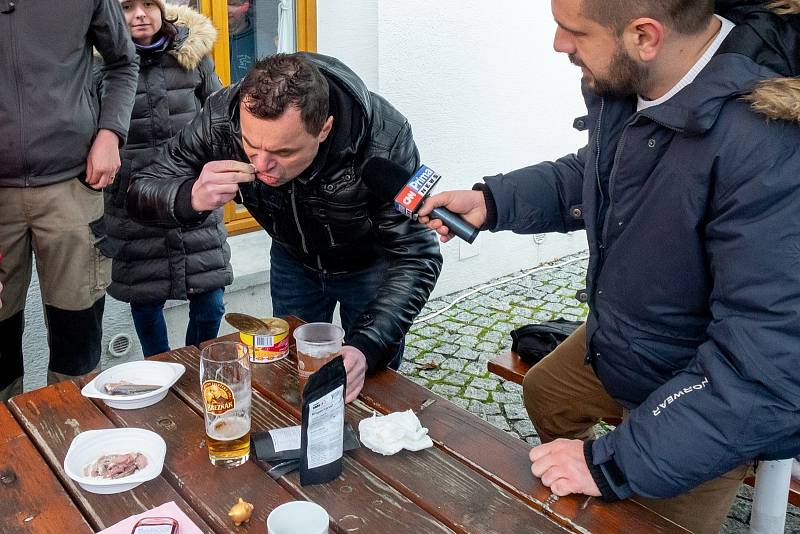 Maxijedlík Jaroslav Němec spořádal za pět minut dvě kila jitrnic.