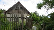 Dům se nachází ve srázu s výhledem do okolí malebné obce Tupadly v Chráněné krajinné oblasti Kokořínsko.
