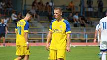 Neratovice (ve žlutém)  ve druhém kole divize B podlehly doma SK Kladno 0:2.