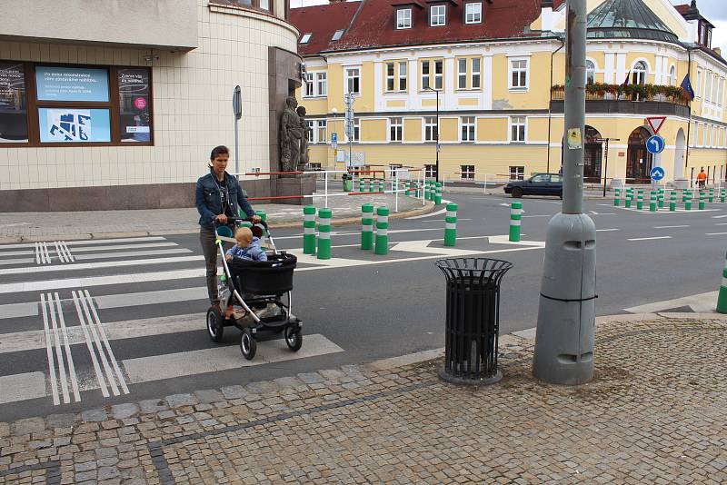 Sociálními sítěmi se valily vlny nevole už od podzimu před dvěma lety, kdy se schweigstillky objevily po rekonstrukci Pražské ulice v městské památkové zóně.