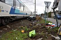 Nehoda na železničním přejezdu v Dolanech u Prahy.