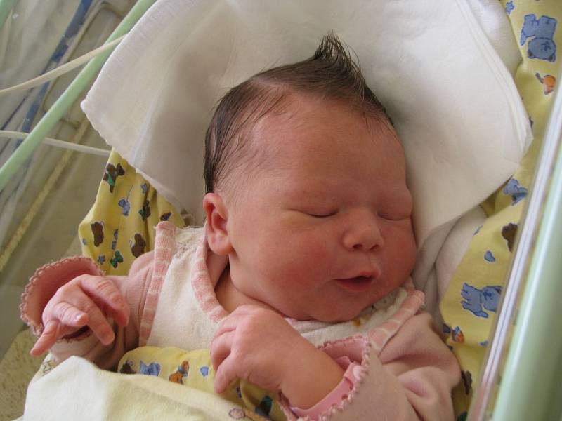 Kateřina Maria Lhotáková se rodičům Veronice a Jaroslavovi z Prahy narodila v mělnické porodnici 25. prosince 2013, vážila 4,11 kg a měřila 52 cm. Na sestřičku se těší 2,5letý Jaroslav Jan.