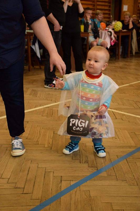 Na parketu se během odpoledne vystřídaly nejrůznější masky, mezi kterými nechyběl čajový sáček či semafor.