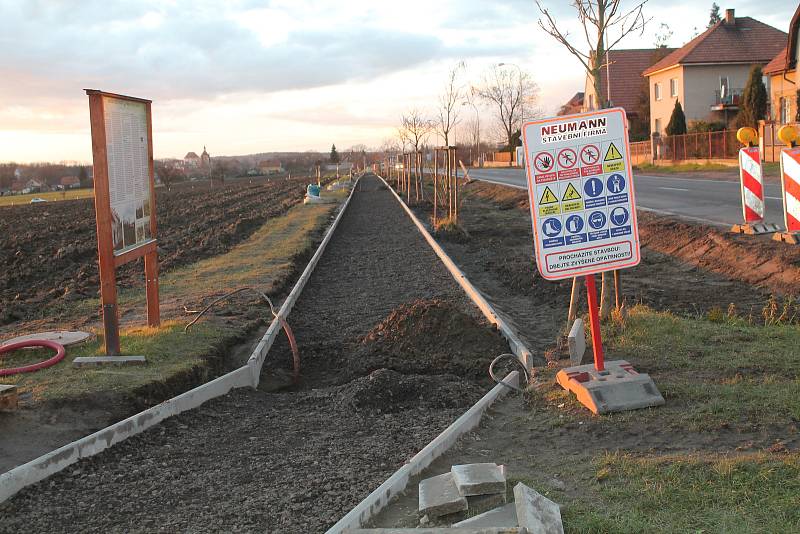 Silnice první třídy I/16 v Byšicích.