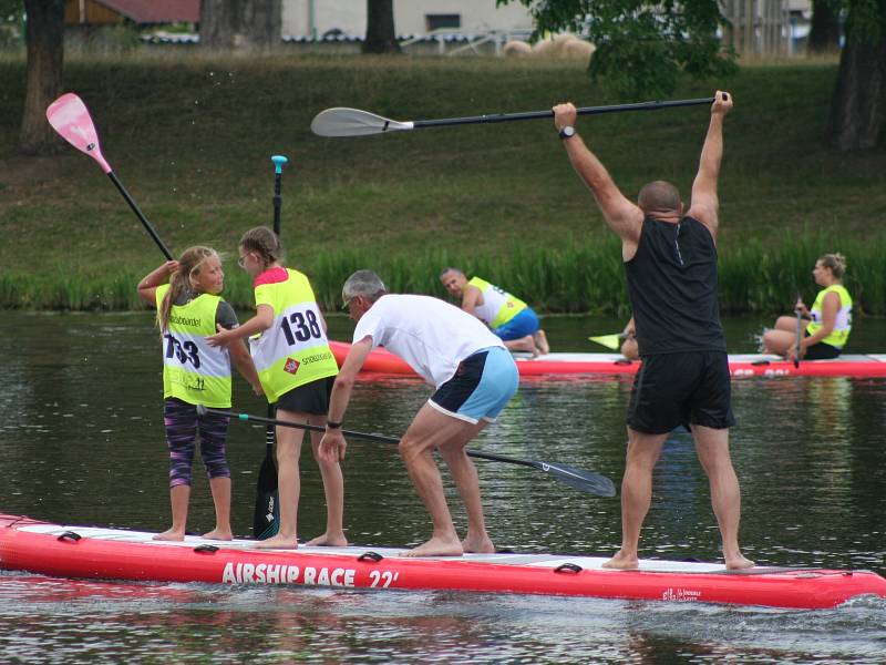 Závody paddleboardech v Neratovicích