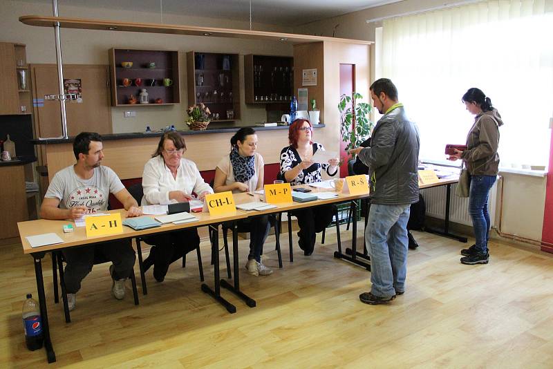 V Lužci na Mělnicku měli dvě hodiny před koncem voleb odvoleno 36 procent voličů z 1138 možných. Podle redaktorky panuje ve volební místnosti výborná nálada. Lidé chodili volit i těsně před páteční 22. hodinou.