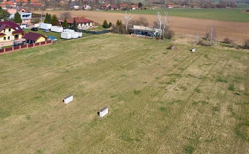 TADY SE HRÁLO. Aktuální letecké snímky bývalého fotbalového hřiště v Čakovičkách na Mělnicku.