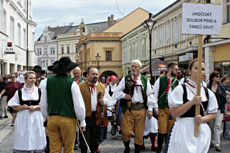 Mělník ožil letos již po jedenadvacáté folklórním festivalem Mělnický Vrkoč, který každý rok nabízí pestrou škálu lidových tradic z různých koutů republiky.