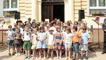 Před místní základní školou se v pátek odpoledne 8. června sešly desítky dětí a dospělých z celého Cítova.