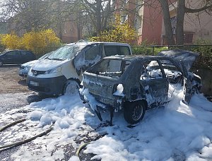 Požár dvou automobilů v Mělníku.