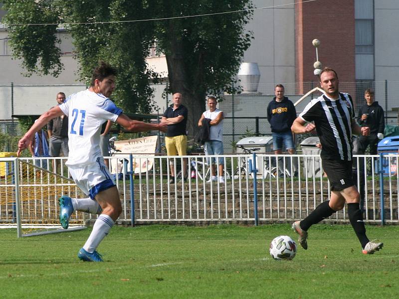 Fotbalisté Brandýsa (v tmavém) v divizní sezoně poprvé ztratili v domácím prostředí, s Kladnem prohráli 2:3.