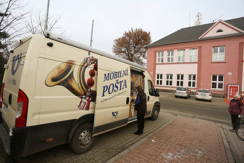 Mobilní pošta v Zálezlicích na Mělnicku ve středu 12. ledna 2022.
