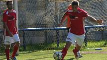 Fotbalisté Labského Kostelce (v černobílých dresech) rozstříleli v předposledním kole okresního přeboru Dolní Beřkovice 6:0.