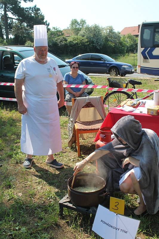 Prosluněný den ve městě Veltrusy začal vůní smažené cibulky a masa.