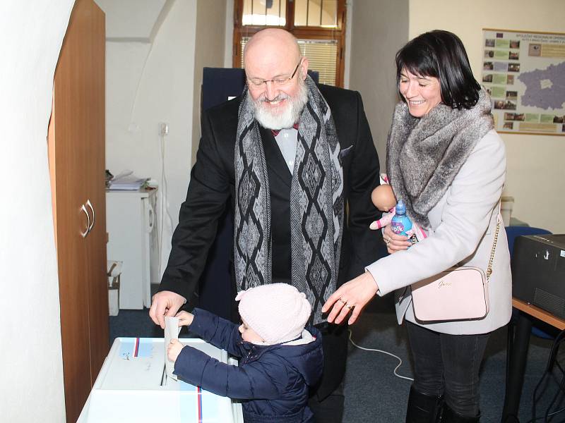 I když se po zpřístupnění volební místnosti č. 1 v budově starobylé radnice v Mělníku netvořily fronty, dvacet minut po zahájení voleb odevzdalo svůj hlas 30 právoplatných voličů z celkového počtu 1600 zapsaných. Mezi prvními byl zdejší starosta Ctirad Mi