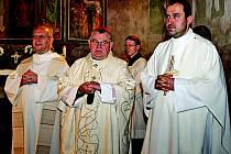 V libišském kostele sv. Jakuba Většího se konala slavnostní mše. Sloužil ji kardinál Dominik Duka (uprostřed), přítomni byli také prezident Arcidiecézní charity Praha páter Stanislaw Góra (vlevo) a neratovický farář Peter Kováč.