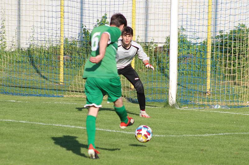 Finále Rebel Českého poháru. Fotbalisté Tišic (v zeleném) rozdrtili Mšeno 10:2.