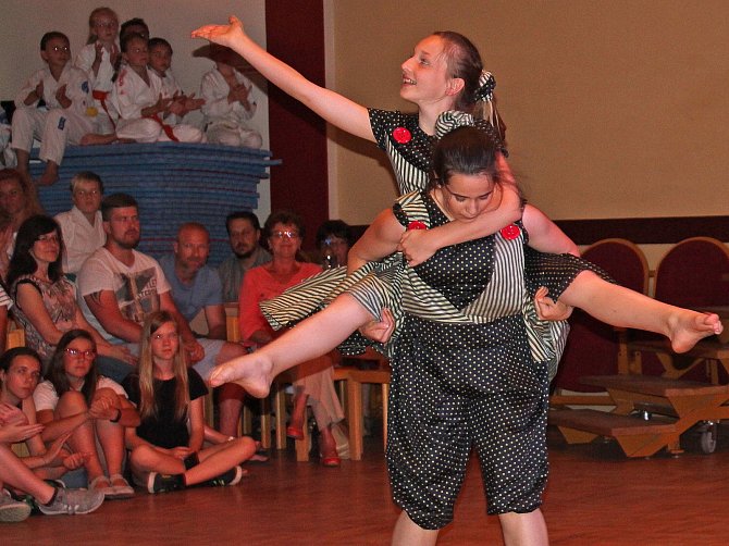 Taneční skupina Naděje zorganizovala na závěr letošní sezony v kralupském kulturním a společenském středisku Vltava show, která se fakticky stala průřezem letošní činnosti.