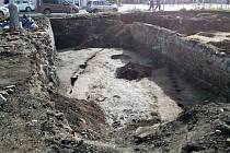 Archeologové našli v centru Kralup nad Vltavou zatím nejcennější poklad - rondel. 