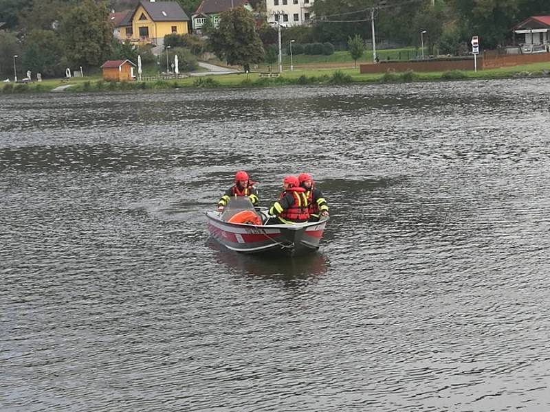 Profesionální hasiči z Roztok trénovali ovládání člunu