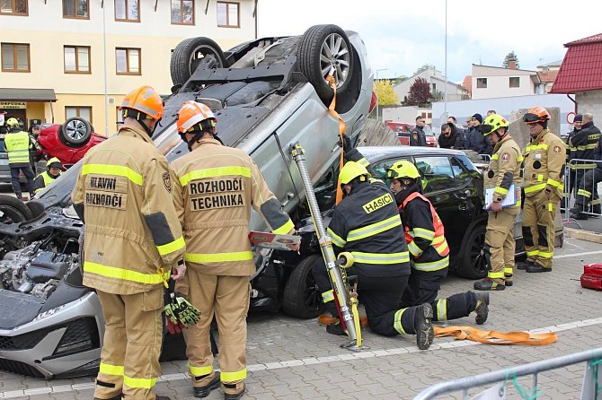 Ze soutěže středočeských hasičů ve vyprošťování při nehodách.