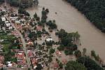 Povodeň v roce 2002 na Mělnicku – letecký snímek: Kralupy nad Vltavou.