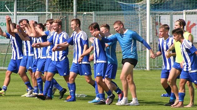 Fotbalisté Sokola Libiš (v modrém) porazili v domácím utkání 6. kola divize C Benátky nad Jizerou 2:1.