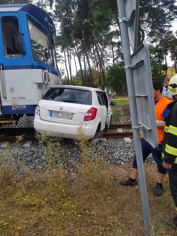 Srážka vlaku s vozidlem na přejezdu přerušila provoz mezi Neratovicemi a Brandýsem nad Labem.