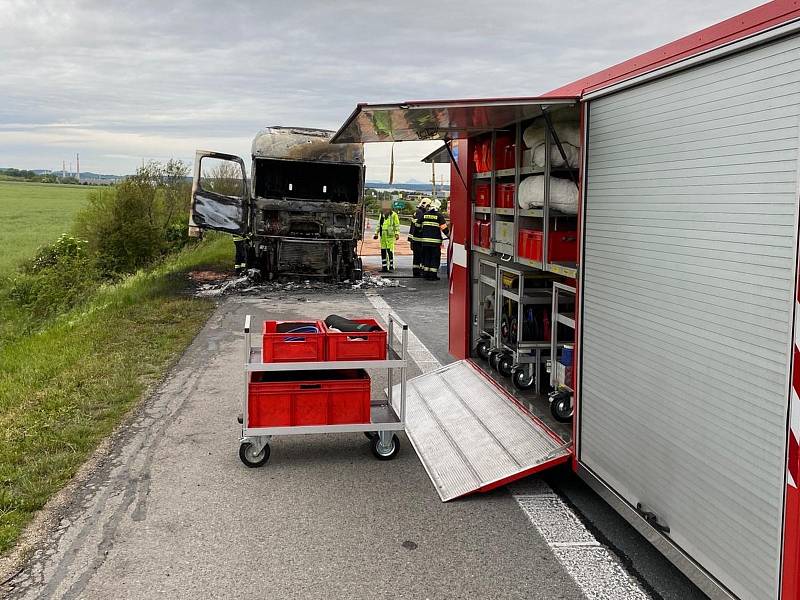 Požár kamionu na teplické dálnici D8 u Postřižína.