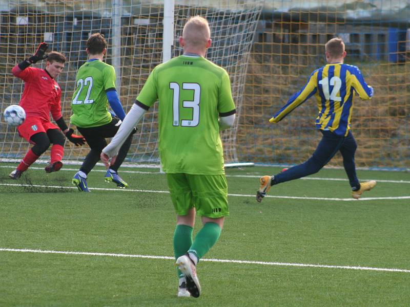 Fotbalisté FK Neratovice/Byškovice (žlutomodré dresy) v prvním přípravném utkání podlehli třetiligovému FK Loko Vltavín 3:4.