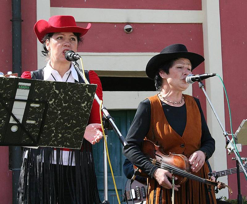 Country kapela Trosečníci. Zdena Žáková a Marie Dědičová (zleva).
