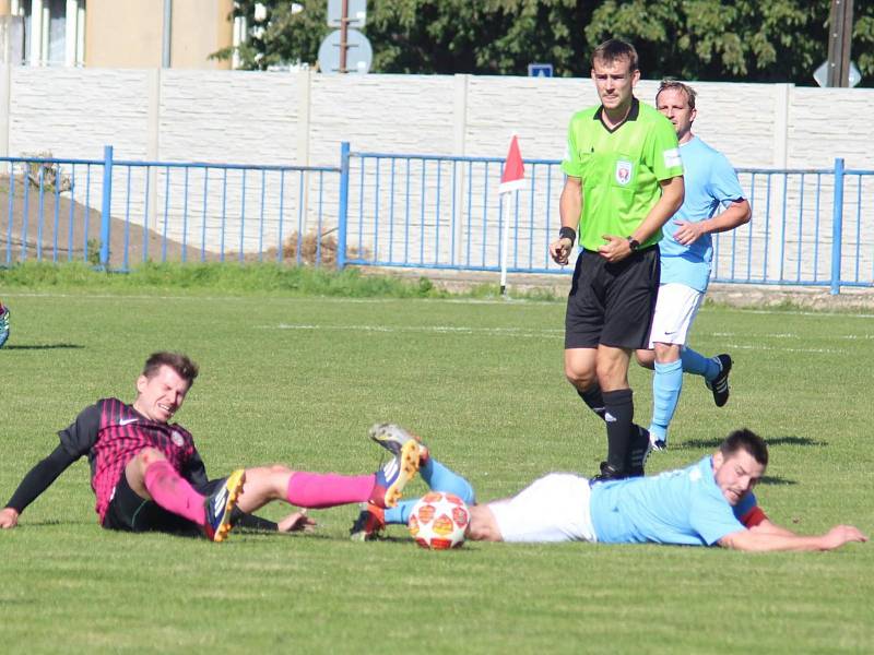 Fotbalisté FK Kralupy 1901 (v modrém) porazili v pátém kole I. B třídy Byšice 2:1.