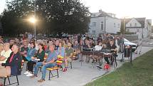 Koncert sesterského tria The Priester Sisters nabídl posluchačům kromě swingu také balkánské či slovenské lidové písně.