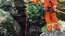 Hasiči na Kokořínsku trénovali záchranu horolezce.