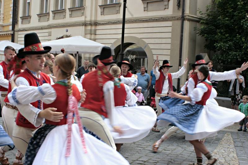 Mělník ožil letos již po jedenadvacáté folklórním festivalem Mělnický Vrkoč, který každý rok nabízí pestrou škálu lidových tradic z různých koutů republiky.