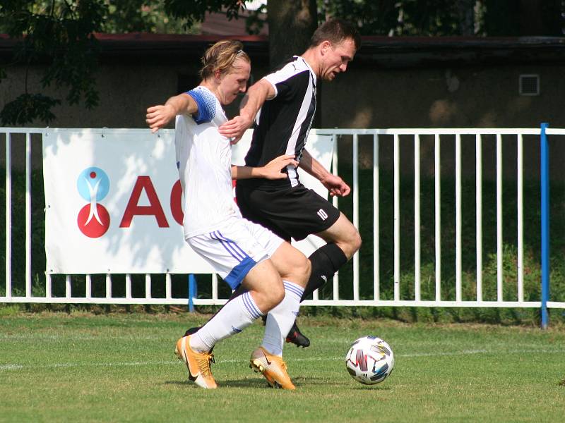 Fotbalisté Brandýsa (v tmavém) v divizní sezoně poprvé ztratili v domácím prostředí, s Kladnem prohráli 2:3.