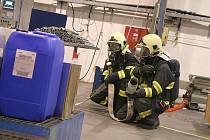 Prověřovací cvičení mělnických hasičů ve společnosti Hydro v Chrástu.