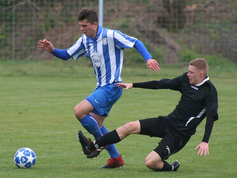 Fotbalisté FC Mělník (v černém) porazili v duelu prvního s druhým béčko Dobrovice 3:0 a vládnou skupině s desetibodovým náskokem.