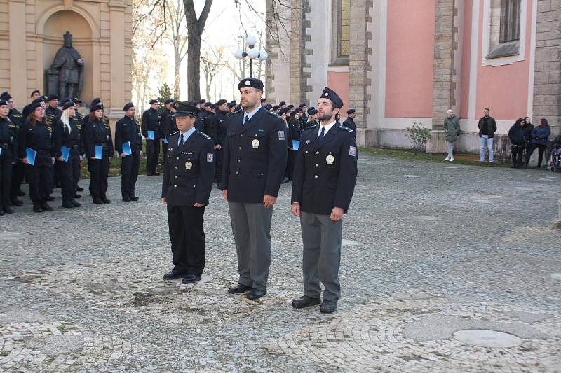 Slavnostní slib nových policistů.