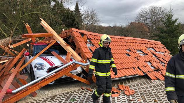 Březová - Oleško. Padlý strom na přístřešek a osobní automobil. Zasahovaly jednotky HZS Jílové a SDH Zvole