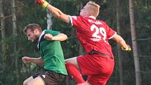 Fotbalisté Čečelic (v zeleném) v prvním utkání po návratu do okresního přeboru porazili Velký Borek 2:1.