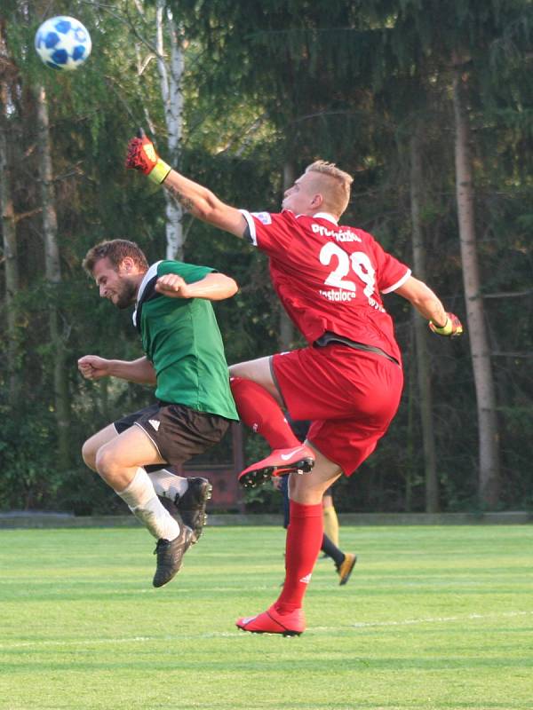 Fotbalisté Čečelic (v zeleném) v prvním utkání po návratu do okresního přeboru porazili Velký Borek 2:1.