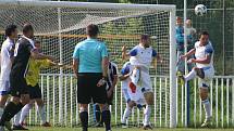 Fotbalisté Brandýsa (v tmavém) v divizní sezoně poprvé ztratili v domácím prostředí, s Kladnem prohráli 2:3.