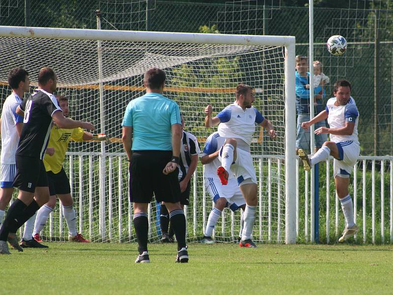 Fotbalisté Brandýsa (v tmavém) v divizní sezoně poprvé ztratili v domácím prostředí, s Kladnem prohráli 2:3.