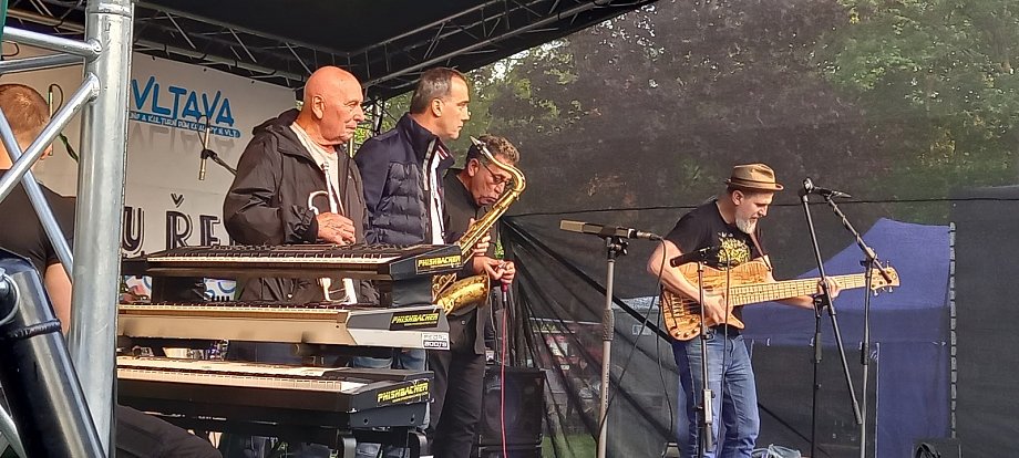 Jazzový festival u řeky v Kralupech nad Vltavou.
