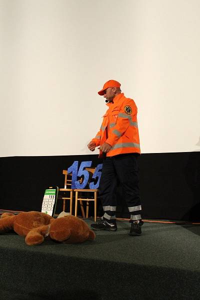 V úterý 17. října předškoláci a žáci nejnižších ročníků místních základních škol, kteří dorazili do kinosálu Kulturního a společenského střediska VLTAVA, prožili příjemné dopoledne se záchranářem Markem Hylebrantem.